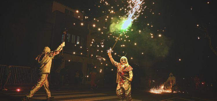 Un correfoc i el castell de focs artificials tanquen amb èxit les festes d’Alcalà