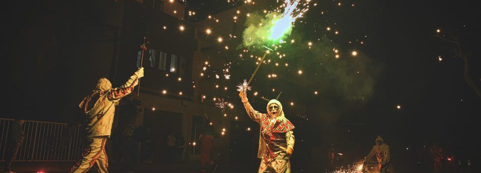 Un correfoc i el castell de focs artificials tanquen amb èxit les festes d’Alcalà