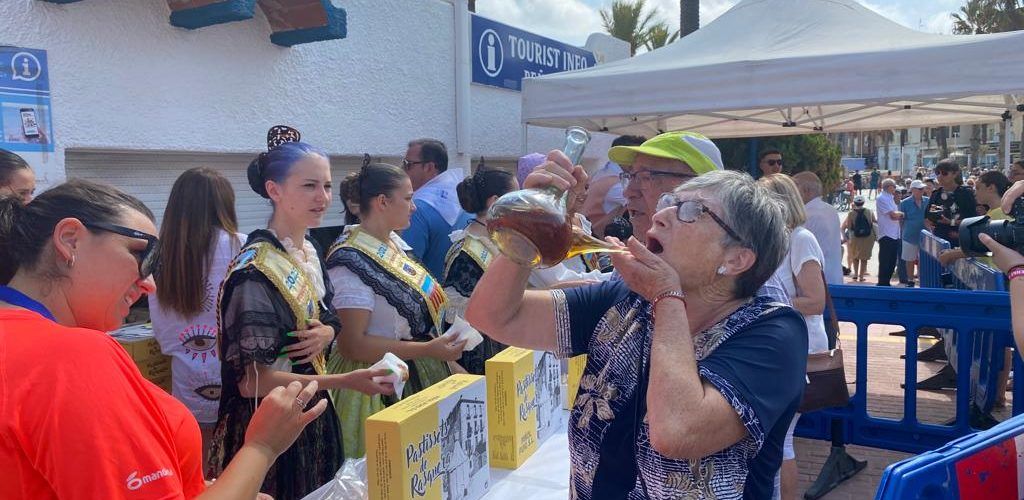 Peñíscola reparte dulces típicos y moscatel a sus turistas en las Fiestas Patronales