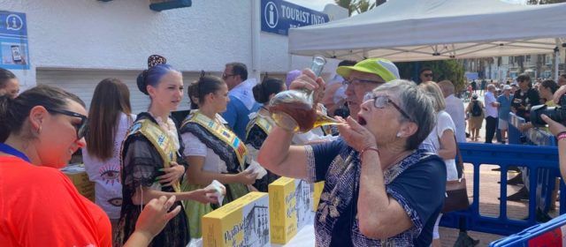 Peñíscola reparte dulces típicos y moscatel a sus turistas en las Fiestas Patronales