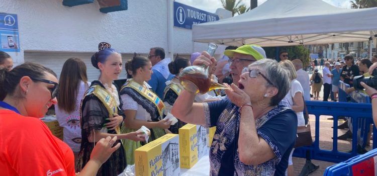 Peñíscola reparte dulces típicos y moscatel a sus turistas en las Fiestas Patronales