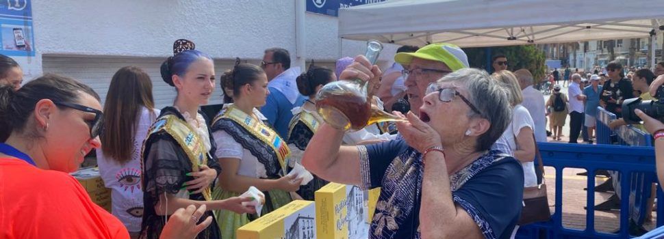 Peñíscola reparte dulces típicos y moscatel a sus turistas en las Fiestas Patronales