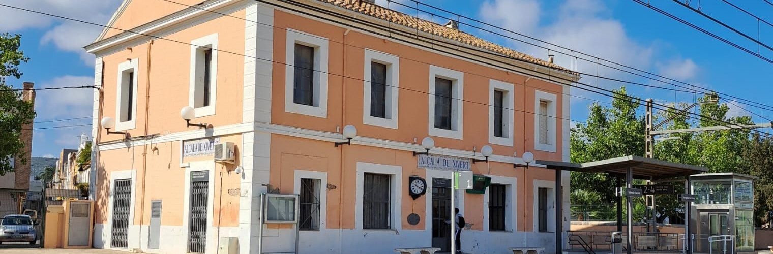 L’Ajuntament d’Alcalà-Alcossebre renova el conveni amb Adif per a mantenir oberta l’estació de tren