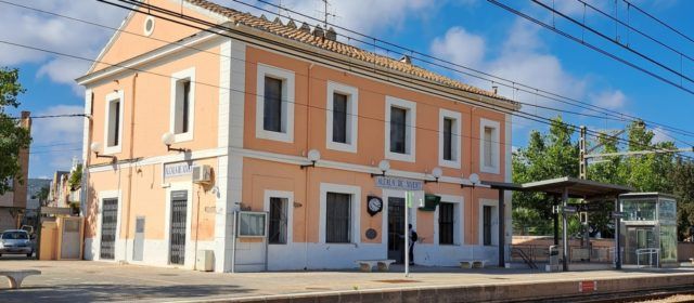 L’Ajuntament d’Alcalà-Alcossebre renova el conveni amb Adif per a mantenir oberta l’estació de tren