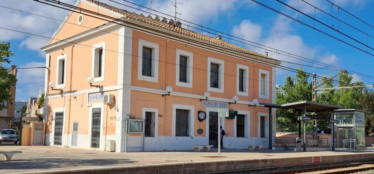 L’Ajuntament d’Alcalà-Alcossebre renova el conveni amb Adif per a mantenir oberta l’estació de tren