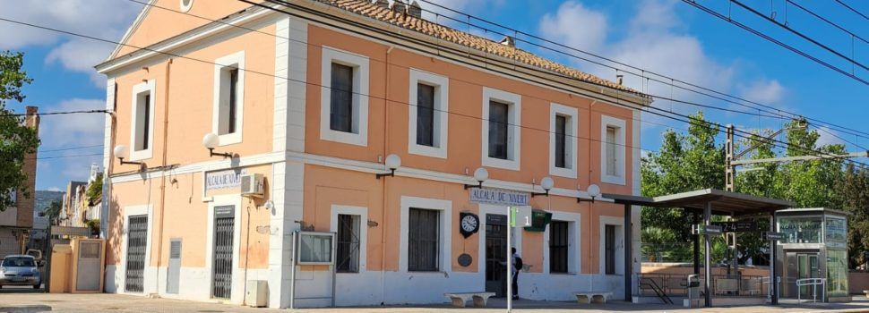L’Ajuntament d’Alcalà-Alcossebre renova el conveni amb Adif per a mantenir oberta l’estació de tren