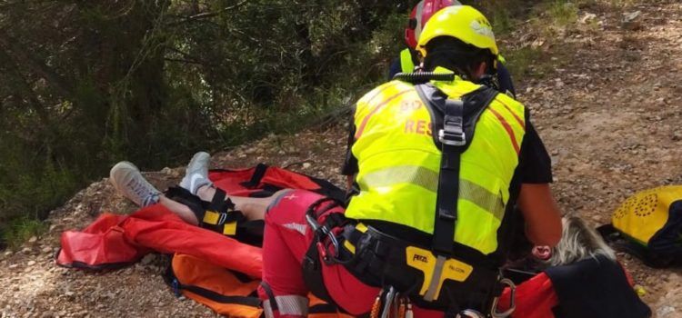 Els bombers rescaten una ciclista caiguda a la Serra d’Irta