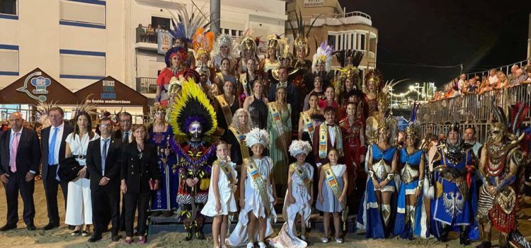 La Asociación Cultural de Moros y Cristianos de Peñíscola celebra su Desfile de Entrada ante miles de espectadores