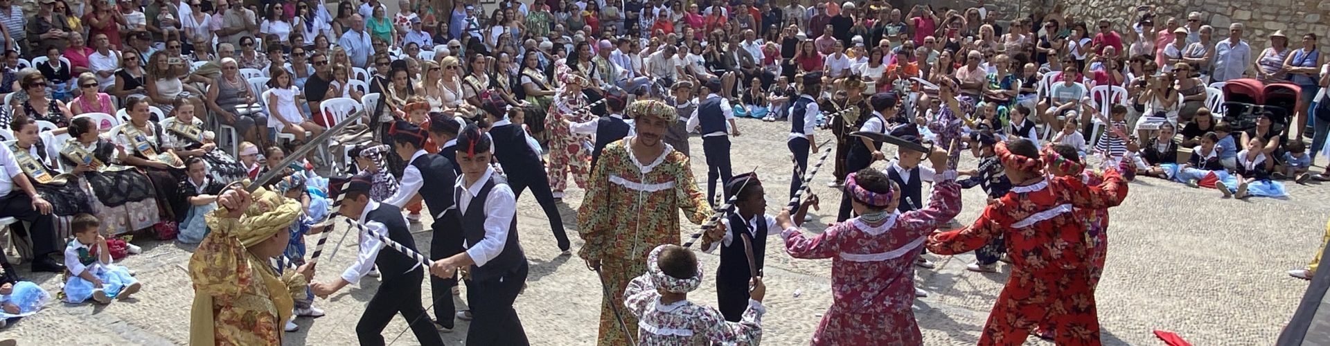 Los más pequeños celebran el Día de los Mayores en Peñíscola