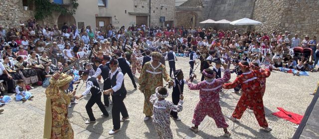 Los más pequeños celebran el Día de los Mayores en Peñíscola