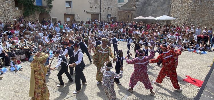 Los más pequeños celebran el Día de los Mayores en Peñíscola