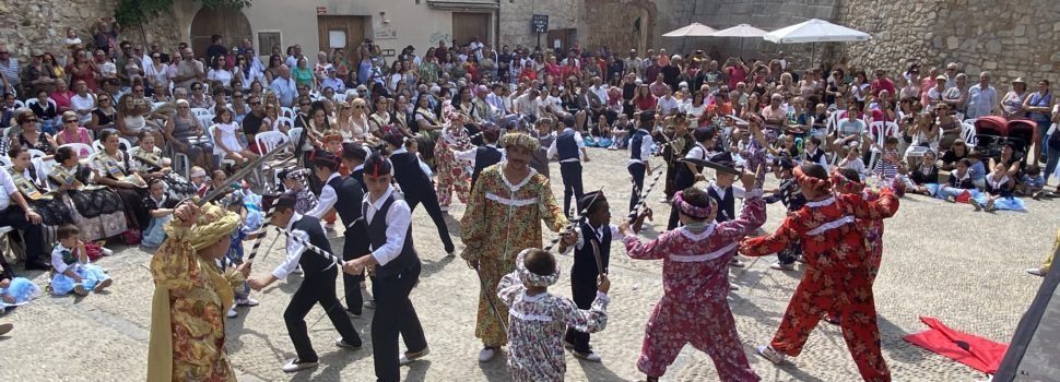 Los más pequeños celebran el Día de los Mayores en Peñíscola