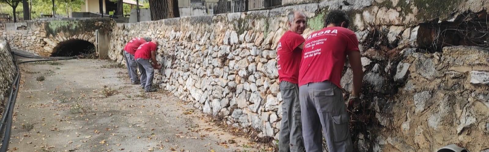 Els alumnes del taller d’ocupació de la Taula del Sénia netegen les restes vegetals del terme de Càlig