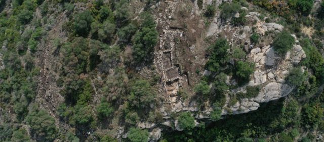 El jaciment de l’Antic d’Amposta estava fortament fortificat i va ocupar una superfície total d’entre 2.000 i 2.500 m2