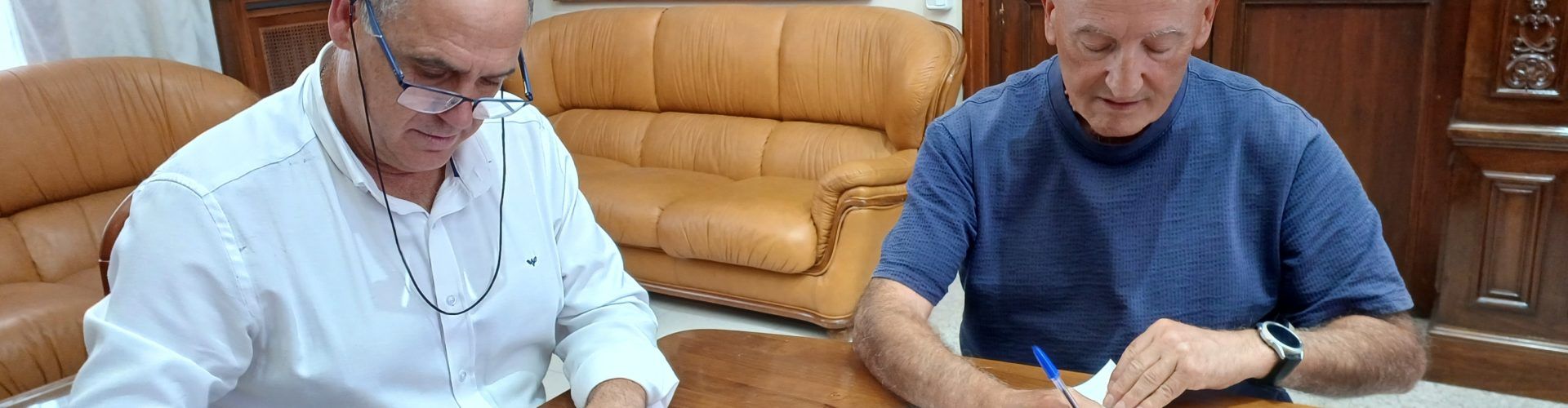 L’alcalde firma els convenis anuals amb Ateneu Maestrat i AFA Benicarló