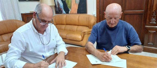 L’alcalde firma els convenis anuals amb Ateneu Maestrat i AFA Benicarló