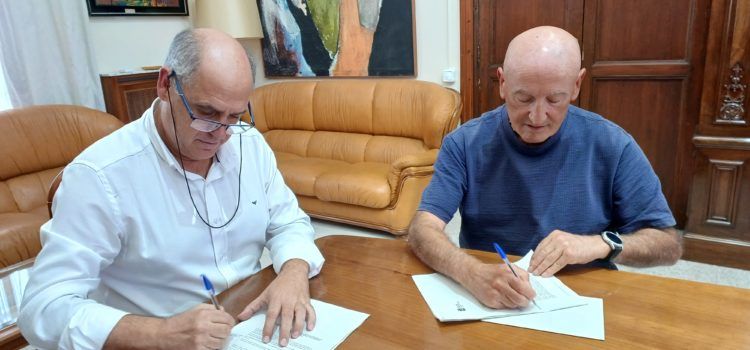 L’alcalde firma els convenis anuals amb Ateneu Maestrat i AFA Benicarló