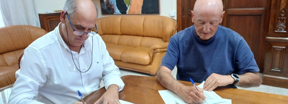 L’alcalde firma els convenis anuals amb Ateneu Maestrat i AFA Benicarló