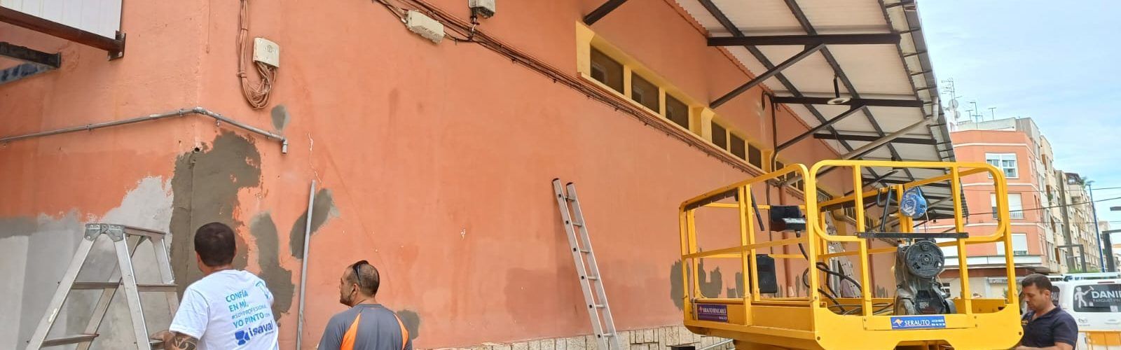 Comencen els treballs de pintura de la façana del Mercat de Benicarló