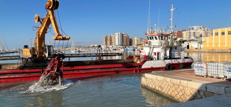La Generalitat Valenciana draga el port de Vinaròs