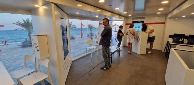 El bus “Generació D” ensenya com introduir-se en el món digital