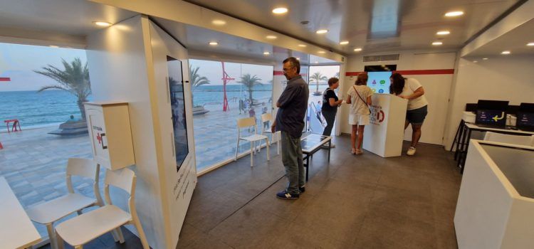 El bus “Generació D” ensenya com introduir-se en el món digital