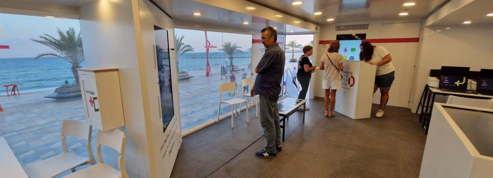 El bus “Generació D” ensenya com introduir-se en el món digital