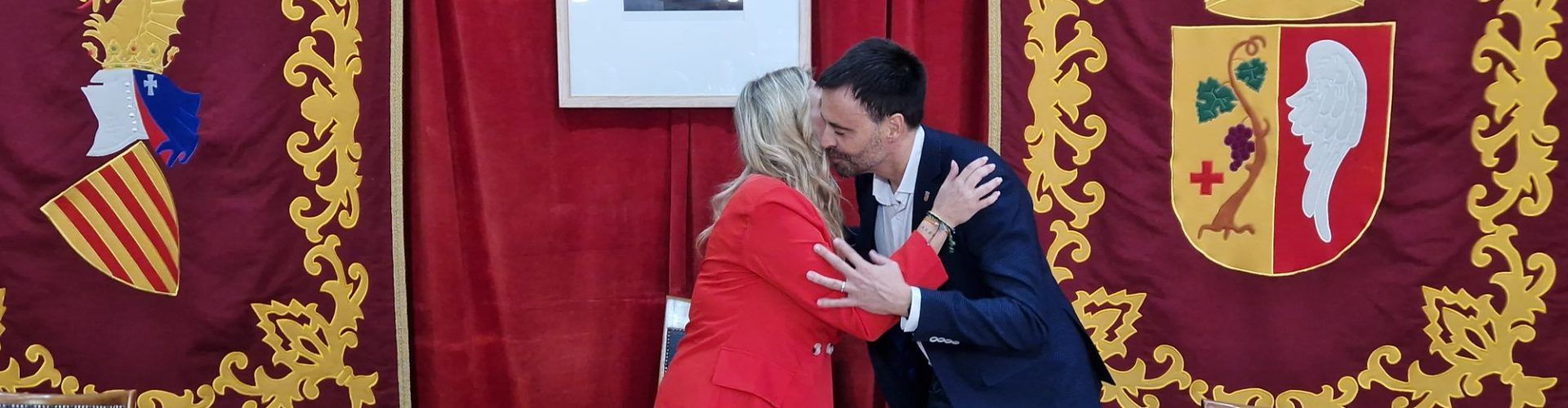 La presidenta de la Diputació signa a l’Ajuntament el llibre d’honor
