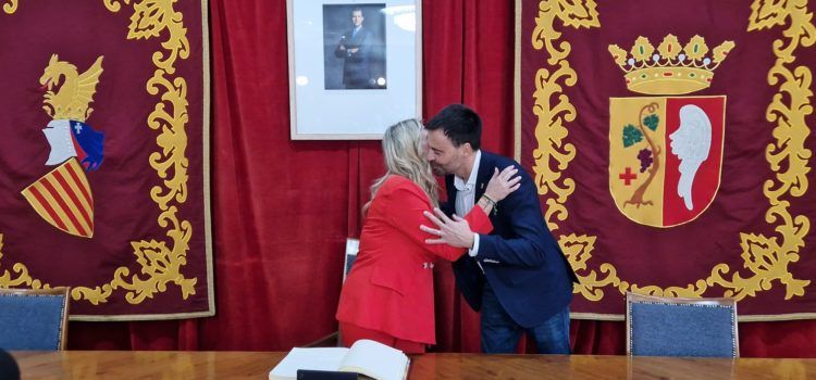 La presidenta de la Diputació signa a l’Ajuntament el llibre d’honor