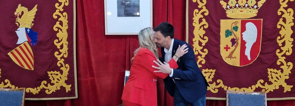 La presidenta de la Diputació signa a l’Ajuntament el llibre d’honor