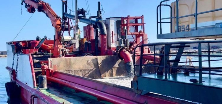 El director general de Costes, Vicente Martínez, visita els treballs de dragatge del port de Vinaròs