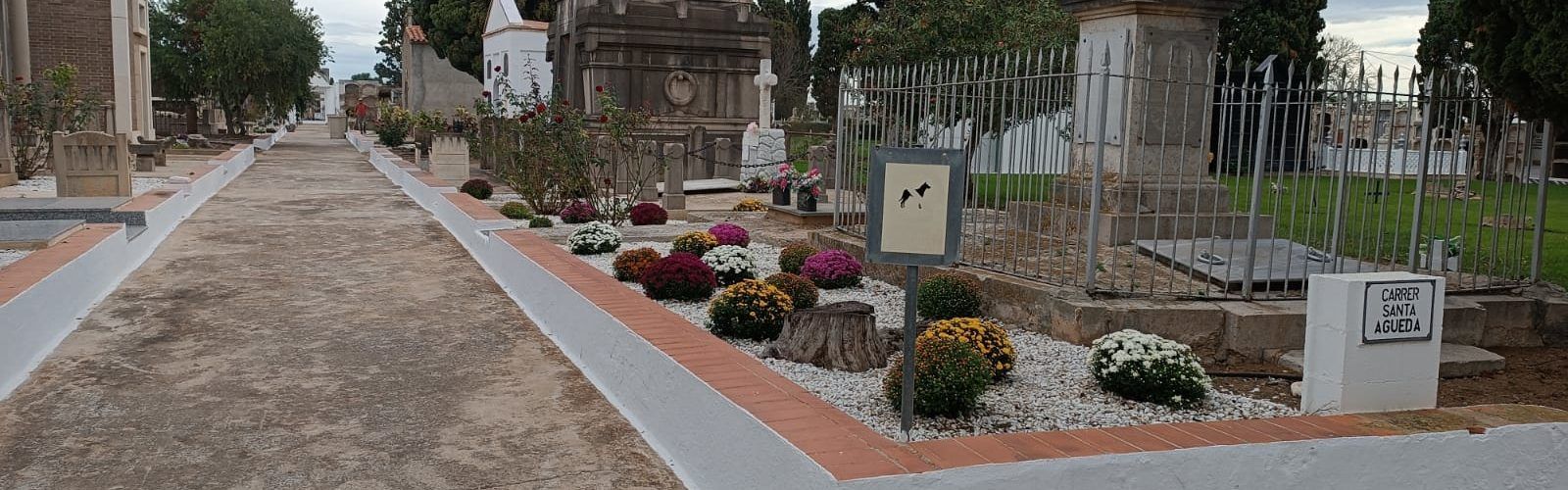 L’Ajuntament adequa el cementeri municipal amb motiu de la celebració de Tots Sants