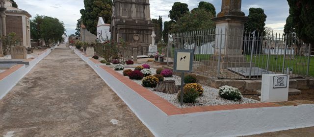 L’Ajuntament adequa el cementeri municipal amb motiu de la celebració de Tots Sants