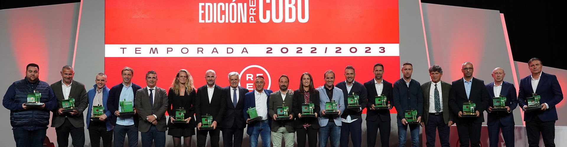 Santi Valladares recibe el premio de Mejor Entrenador de Segunda División 2022/23