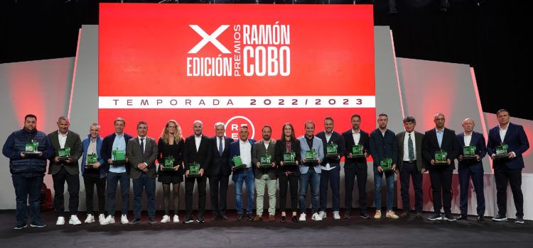 Santi Valladares recibe el premio de Mejor Entrenador de Segunda División 2022/23