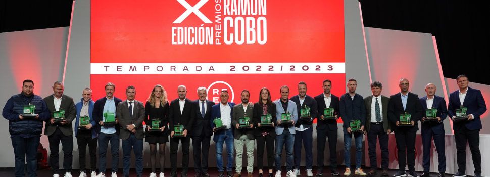 Santi Valladares recibe el premio de Mejor Entrenador de Segunda División 2022/23