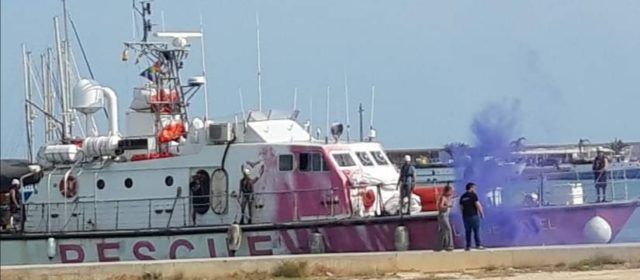 Arriba al port de Vinaròs el vaixell de rescat Louise Michel