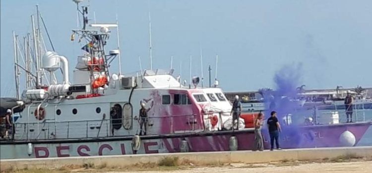 Arriba al port de Vinaròs el vaixell de rescat Louise Michel