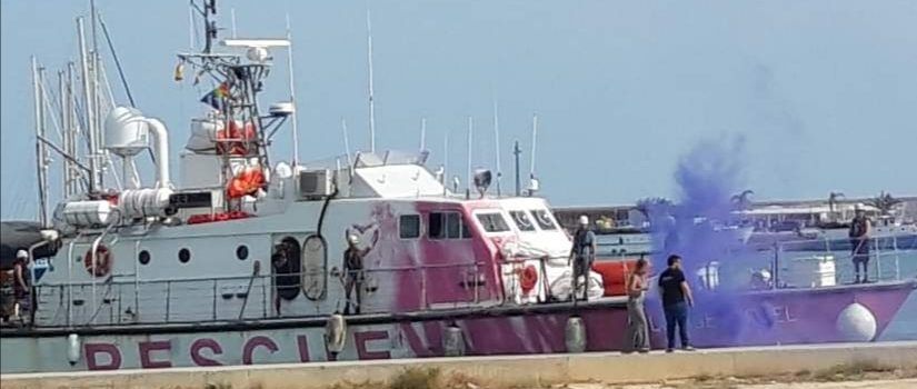 Arriba al port de Vinaròs el vaixell de rescat Louise Michel