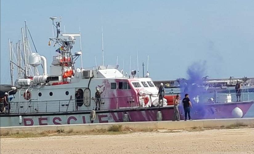 Arriba al port de Vinaròs el vaixell de rescat Louise Michel