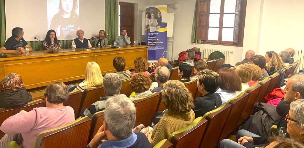Més d’un centenar de veïns i veïnes participen en la conferència “La UE des dels pobles”