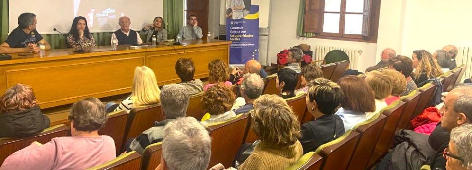 Més d’un centenar de veïns i veïnes participen en la conferència “La UE des dels pobles” 