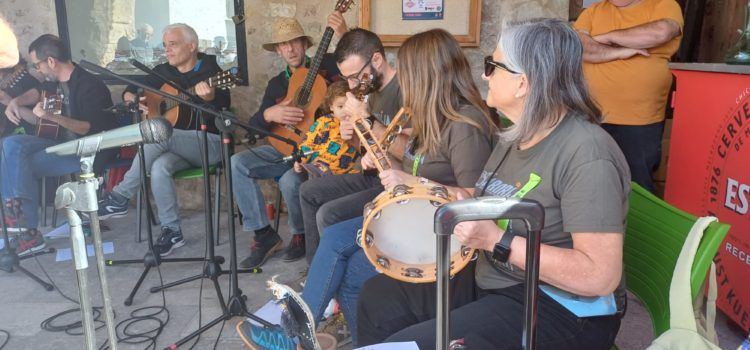Palanques gaudeix de les seues danses tradicionals amb èxit de participació