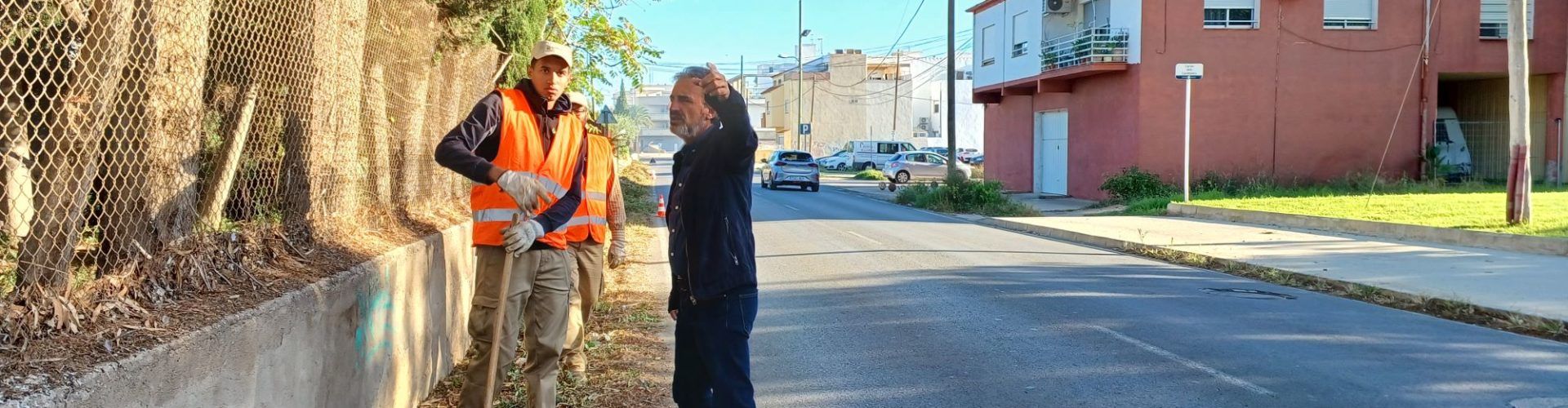 Benicarló desbrossa les cunetes de tres dels vials amb més trànsit de la ciutat