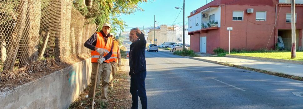 Benicarló desbrossa les cunetes de tres dels vials amb més trànsit de la ciutat