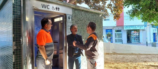 El lavabo públic de la plaça Constitució torna a estar en funcionament