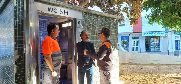 El lavabo públic de la plaça Constitució torna a estar en funcionament