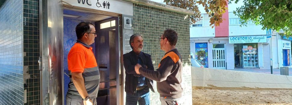El lavabo públic de la plaça Constitució torna a estar en funcionament
