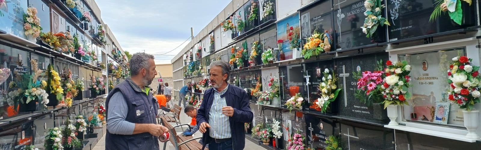 La Brigada d’Obres i Serveis prepara el Cementeri per a la celebració de Tots Sants
