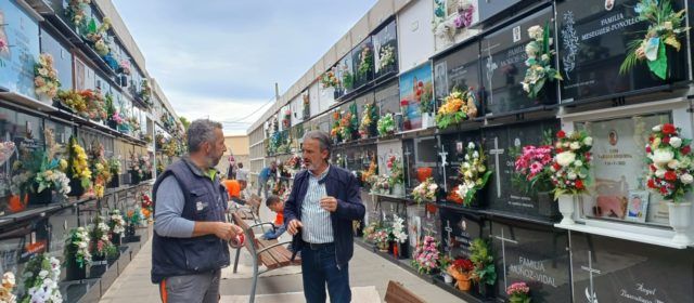 La Brigada d’Obres i Serveis prepara el Cementeri per a la celebració de Tots Sants